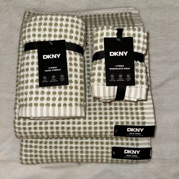 DKNY Bath Towel Set Green White Pattern 8 Pieces Total NWT - Picture 1 of 7